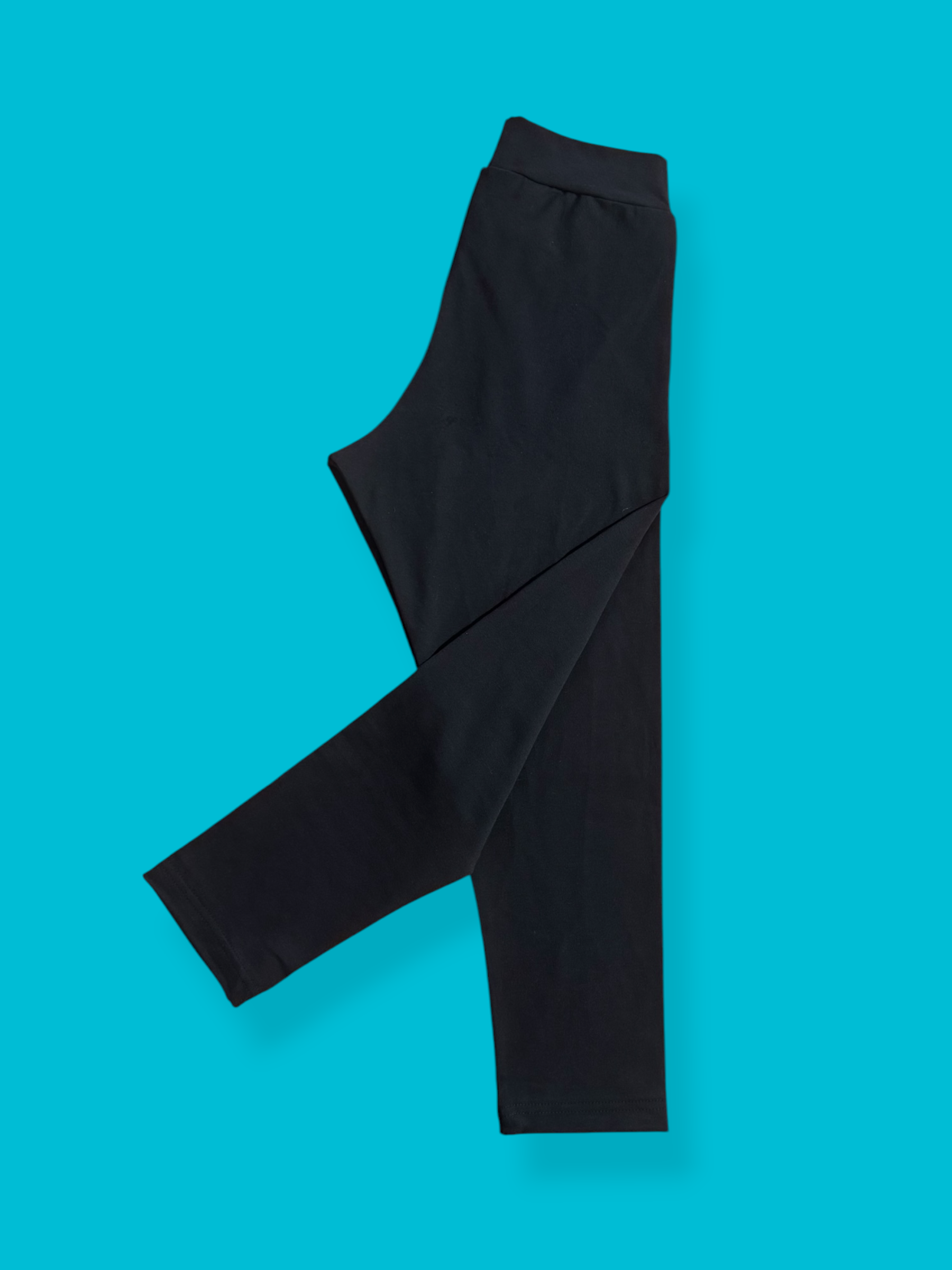 3/4 Tights black on blue background