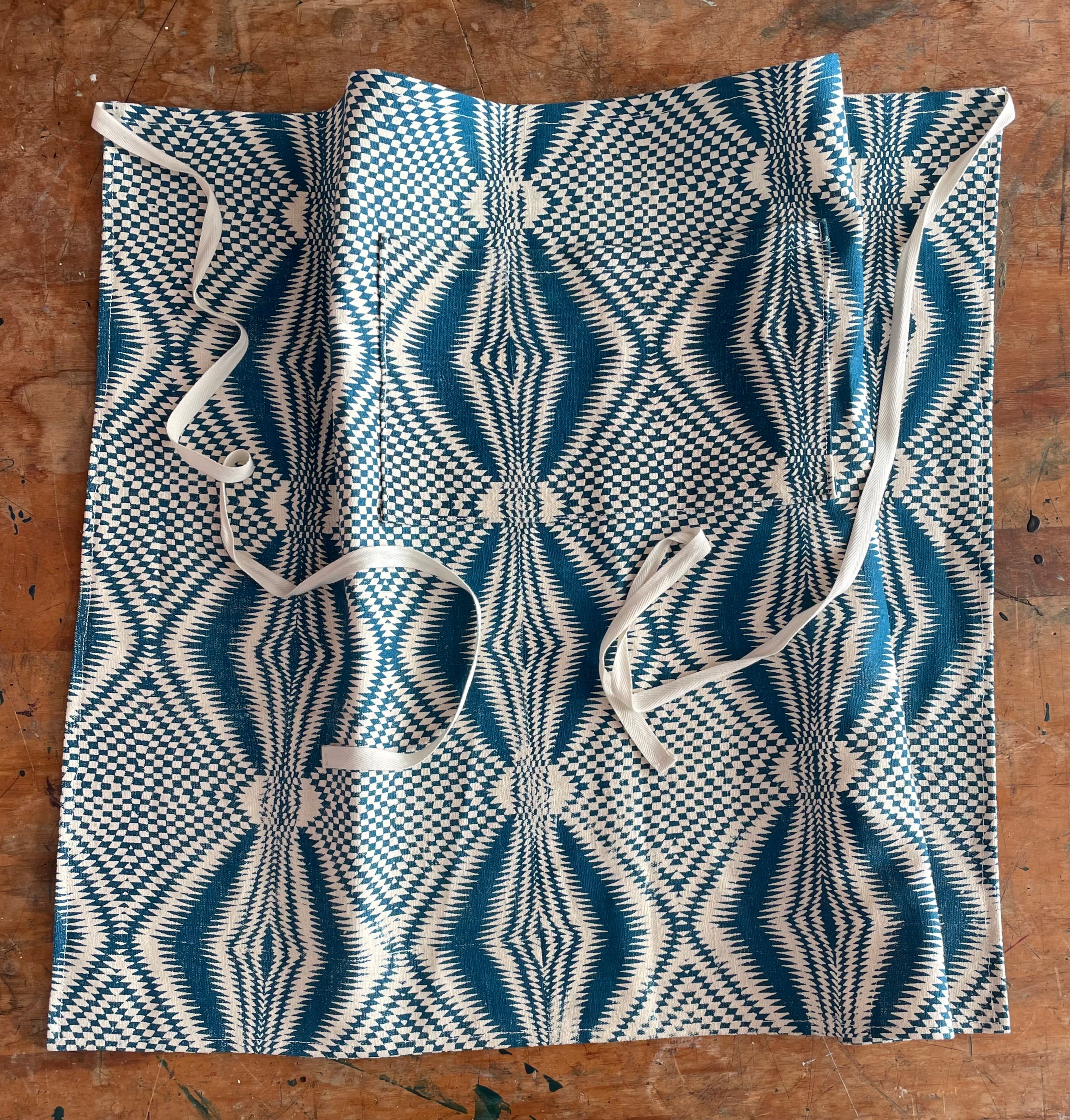 Handprinted half apron with vintage optical design. long ties and front pocket