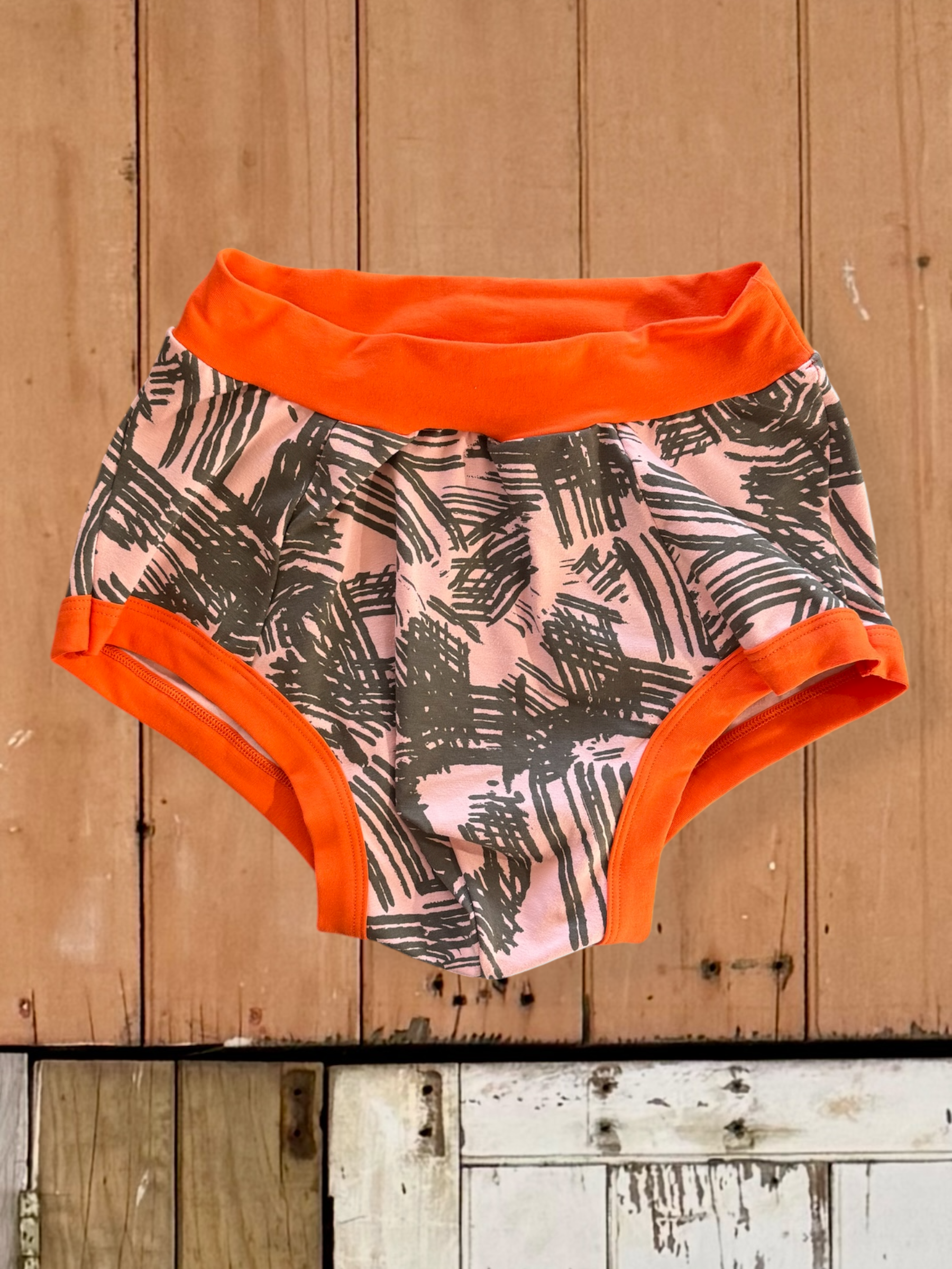 Pouch Brief Scratchy laid flat on wooden door